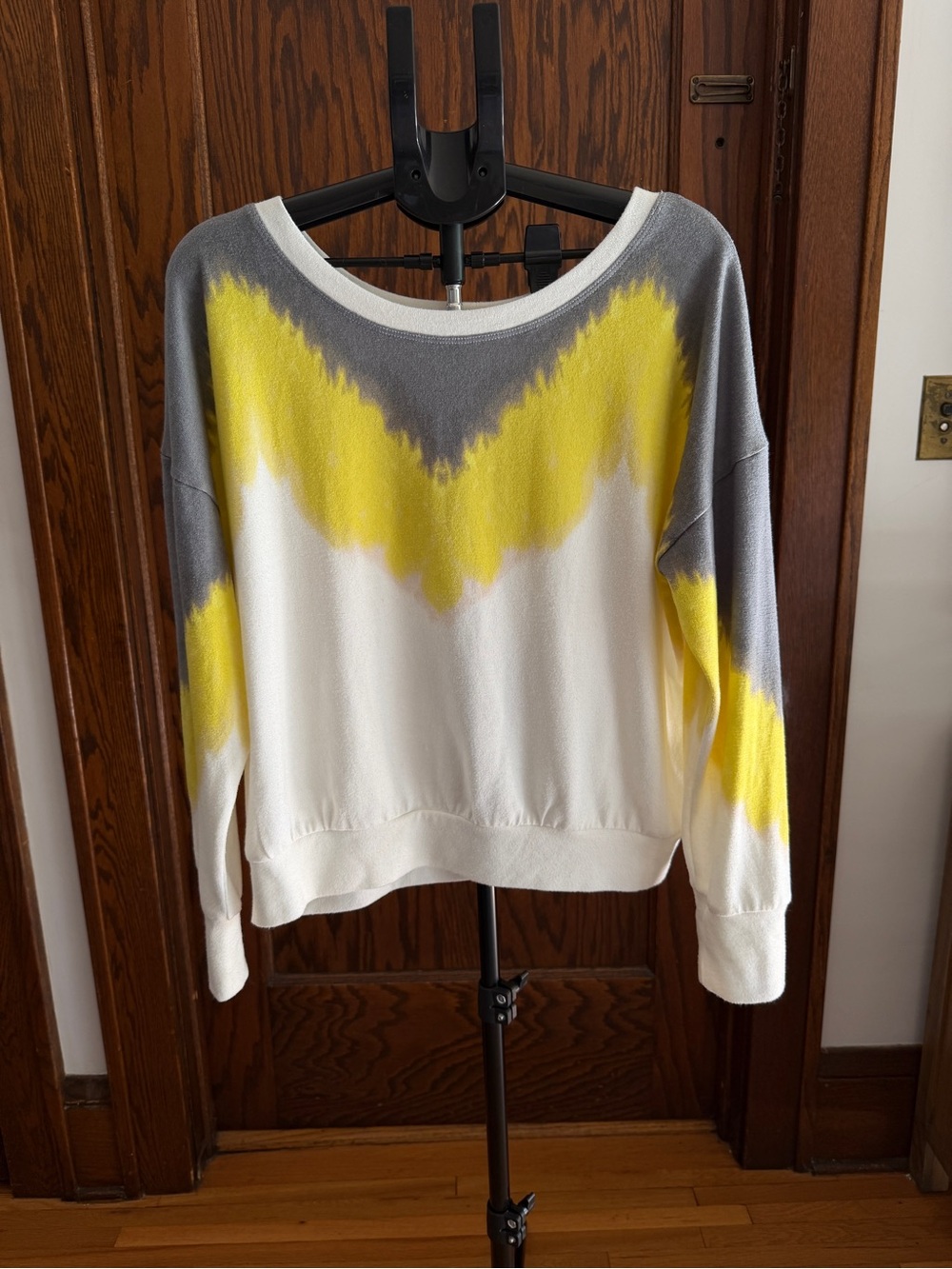 Peyton Jensen Women’s White, Gray & Yellow Chevron Pullover Sweater